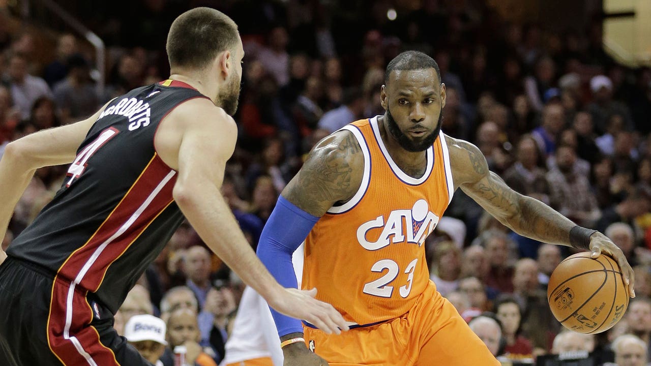 LeBron scores 44, reaches assist mark as Cavs down Hornets